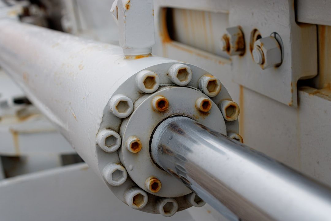 Hydraulic cylinder with a chrome piston rod