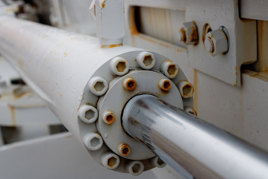 Hydraulic cylinder with a chrome piston rod